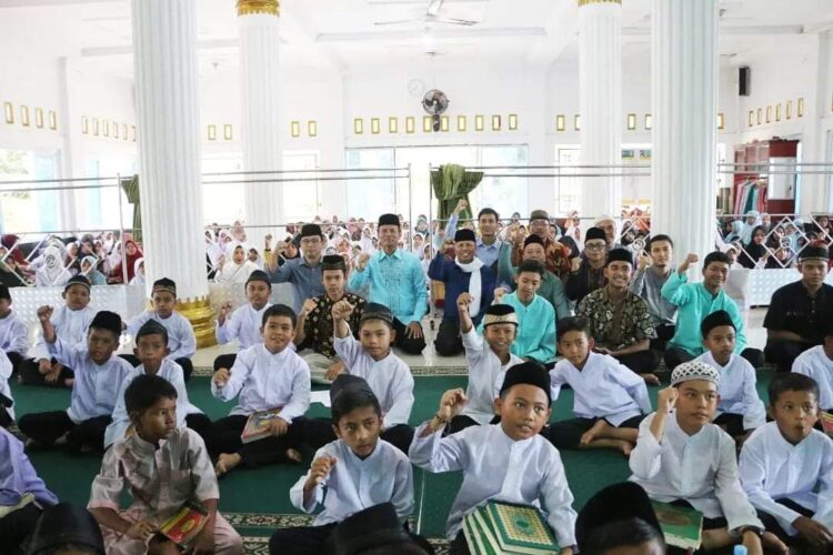 PEMBINAAN— Wako Genius Umar saat menghadiri kegiatan pembinaan untuk guru agama tingkat SD, SMP, SMA dan 200 orang Santri Hafidz, se-Kecamatan Pariaman Utara.