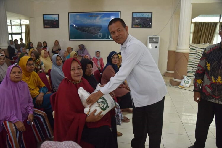 1.300 Masyarakat KPM Terima Bantuan Beras 1 BANTUAN BERAS— Wali Kota Pariaman H Genius Umar serahkan bantuan beras beras pada masyarakat yang berhak menerima.