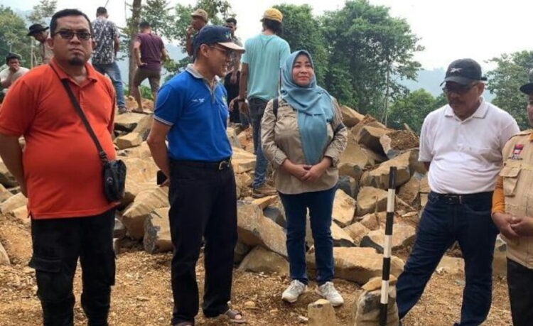 TEMUAN CAGAR BUDAYA— Kadisdikbud Padangpariaman Anwar melihat lokasi temuan cagar budaya di Surantiah.