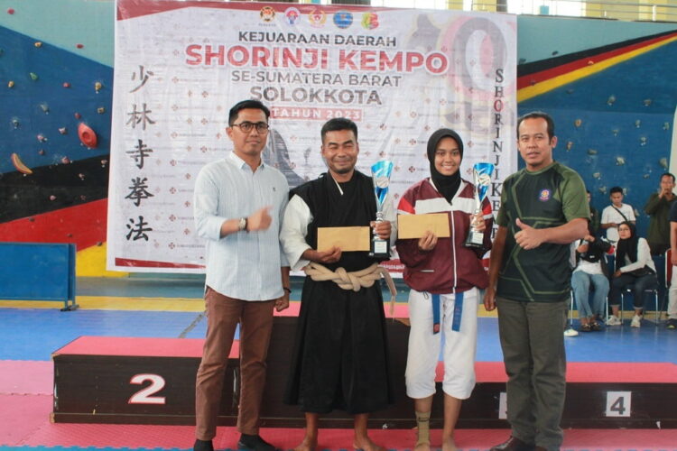 Wawako Ramadhani Tutup Kejurda Shorinji Kempo, Kalungkan Medali pada Pemenang 1 FOTO BERSAMA—Kadispora Kota Solok bersama atlet Kempo yang meraih kemenangan.