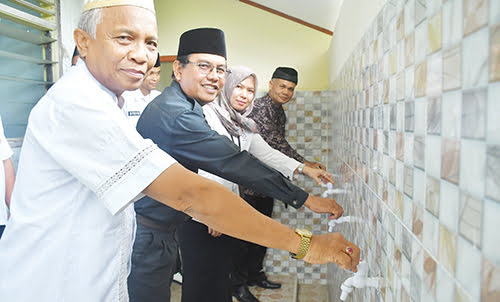 Dibantu PT Semen Padang, Tempat Wudhu MTsS dan MA Limau Manis Diresmikan 1 PERESMIAN TEMPAT WUDHU— Yayasan Amanah Umat yang menaungi MTsS Limau Manis dan MA Limau Manis di Kelurahan Koto Lua, Kecamatan Pauh, meresmikan fasilitas tempat wudhu dan WC sekolah yang dibangun PT Semen Padang, Rabu (4/10). Peresmian fasilitas sekolah itu ditandai dengan pembukaan kran air tempat wudhu.