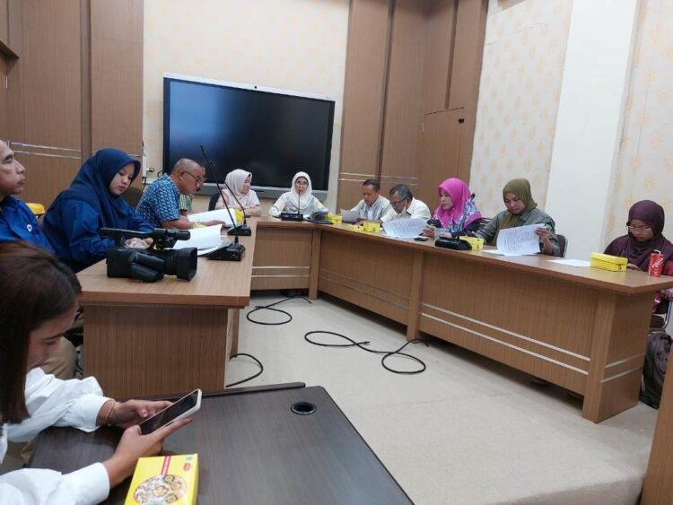 Mulai 5 hingga 15 Oktober, Rombongan KPK RI Keliling Sumbar Gunakan Bus 1 AUDIENSI PERS—Inspektur Daerah Provinsi Sumbar, Delliyarti bersama Kepala Diskominfotik Sumbar, Siti Aisyah, gelar jumpa pers, Kamis, (5/10) di Aula Kantor Diskominfotik Sumbar