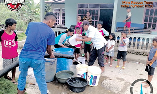 BANTUAN AIR BERSIH— PT Semen Padang menyalurkan bantuan air bersih di Batu Gadang, tepatnya di kawasan Kasumbo, RT 01 dan RT 05, RW 02. Jumlah air bersih yang didistribusikan sebanyak 3 tangki atau 46 ribu liter. Selain rumah warga, pendistribusian air bersih juga dilakukan di Masjid Nurul Ilman Batu Gadang.