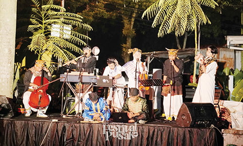 Pertunjukan Lintas Etnis Serta Tradisi Lisan jadi Pembuka Festival Pusako 1 PEMBUKAAN FESTIVAL PUSAKO— Pertunjukan lintas etnis dan tradisi seperti, Barongsai HTT, Sanggar Sipaumat Mentawai, Kata Gerak, Rayen dan Omkara, Mahoni, dan Langkok Group, menandai dibukanya Pekan Kebudayaan Nasional, Rabu (11/10) malam di Fabriek Bloc, Kota Padang.