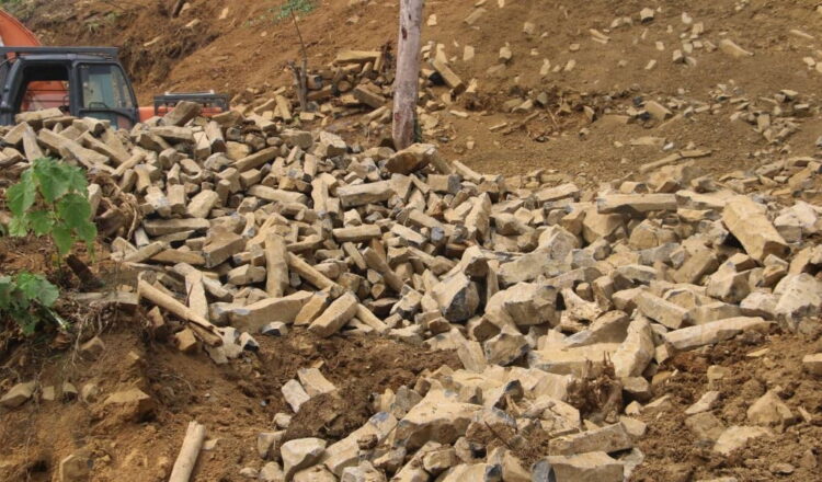 Heboh Temuan Susunan Bebatuan Unik di Lubuk Alung, Fenomena Struktur Geologi, Bukan Karya Manusia 1 FENOMENA BEBATUAN— Batu berbentuk balok balok terdapat di Korong Surantiah, Nagari Lubuk Alung, Kecamatan Lubuk Alung, Kabupaten Padangpariaman, beberapa waktu lalu.