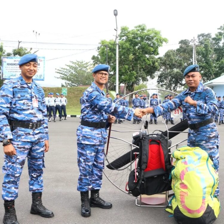 Peringkat II Kualifikasi PON Cabor Paramotor, Danlanud SUT Apresiasi Personel 1 APRESIASI— Danlanud Sutan Sjahrir Kolonel Nav Saeful Rakhmat yang didampingi Kadispotdirga Lanud SUT Mayor Tek Wahyudi Krisdayanto memberikan apresiasi kepada personel Lanud SUT yang berhasil meraih juara II pada kejuaraan babak kualifikasi PON XXI di Lanud Gorda Serang Banten 20 Sep - 3 Okt 2023.