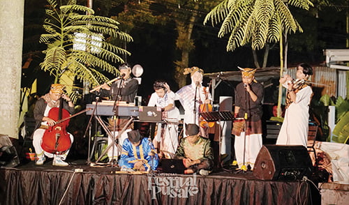 FESTIVAL PUSAKO— Sejumlah pertunjukan atraksi budaya multietnik (Mentawai, Minangkabau, dan Tionghoa), pertunjukan lintas artistik, serta pertunjukan berbasis tradisi, memeriahkan pembukaan Festival Pusako, yang merupakan bagian dari Pekan Kebudayaan Nasional resmi dibuka di Fabriek Bloc, Kota Padang pada Rabu (11/10) malam lalu.