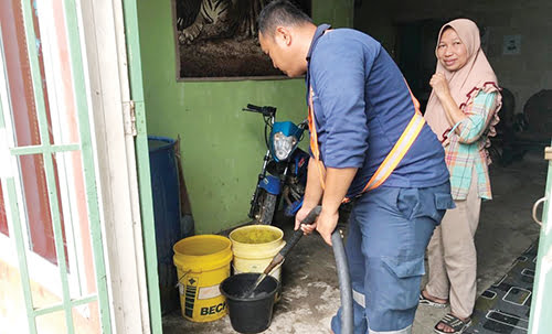 PT Semen Padang Kembali Salurkan Bantuan Air Bersih di Batu Gadang 1 SALURKAN AIR BERSIH— Warga Kelurahan Batu Gadang, Kecamatan Lubuk Kilangan, khususnya di RW 01, kembali mendapatkan air bersih setelah tim dari PT Semen Padang mendatangkan truk tangki air bersih yang bisa dimanfaatkan warga. Sudah hampir dua bulan warga mengalami krisis air bersih.