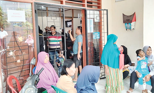 Saat Penarikan di Kantor Pos, Dana Sudah Diambil, Warga Geruduk Kantor Lurah Batang Arau Gegara Bansos, Eka Putra: Ada Dugaan Oknum PSM Bagian Pendataan Bermain 1 DATANGI KANTOR LURAH— Sejumlah warga Kelurahan Batang Arau, Kecamatan Padang Selatan, mendatangi kantor Lurah Batang Arau, Senin (30/10) pagi. Mereka mengadukan dugaan penyelewengan dana bantuan sosial (bansos) dilakukan oknum Pekerja Sosial Masyarakat (PSM) di kelurahan tersebut.
