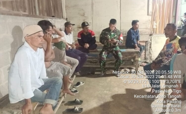 2 Nelayan Pasie Nan Tigo Dilaporkan Hilang, Pergi Melaut tapi Tak Kunjung Pulang, Bebekal Sebungkus Nasi Goreng dan 2 Liter Air Minum 1 NELAYAN HILANG— Warga beramai-ramai datang ke rumah dua nelayan yang dilaporkan hilang di Pasie Nan Tigo,
Kecamatan Koto Tangah.