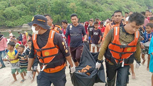 Liburan Maut di Pantai Batu Kucing Sungai Pinang, Yusril Mahendra Tewas Tenggelam 1 EVAKUASI—
Tim SAR gabungan mengevakuasi jenazah mahasiswa asal Padangpariaman yang tewas tenggelam di Pantai Batu Kucing, Pesisir Selatan.