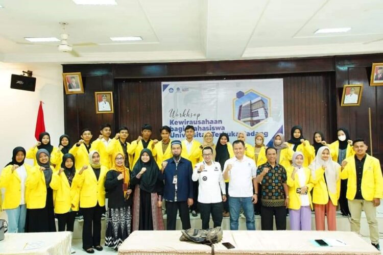 Mahasiswa UT Dibekali Workshop Kewirausahaan 1 WORKSHOP— Peserta workshop foto bersama dengan Bupati Tanahdatar Eka Putra.