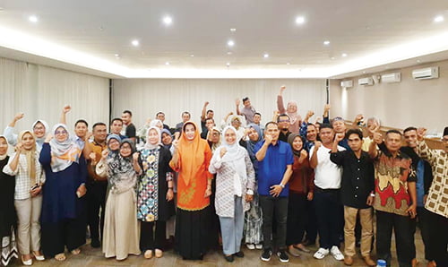 BIMTEK PENCEGAHAN KEKERASAN— Kepala DP3AP2KB Sumbar, Gemala Ranti bersama Ketua Komisi V DPRD Sumbar, Daswanto dan Kabid Perlindungan Hak Perempuan dan Anak DP3AP2KB Sumbar, Rosmadeli saat Bimtek Pencegahan Kekerasan Terhadap Perempuan Termasuk TPPO Berbasis Masyarakat, Kamis hingga Sabtu (28-30/9).