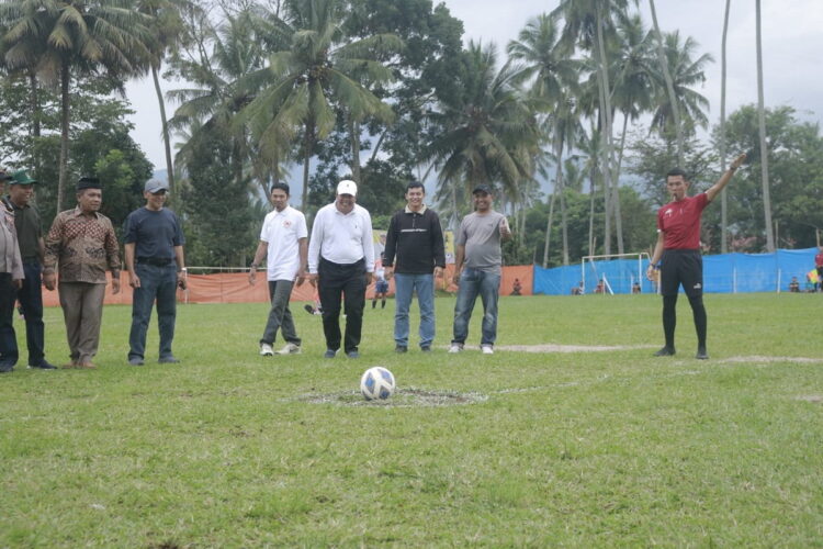 Mambangkik Batang Tarandam, Open Turnamen Saribulan Cup 1 2023 Ditabuh 1 TENDANGAN PERTAMA— YB. Dt Parmato Alam melakukan tendangan pertama bertanda dimulainya pertandingan.