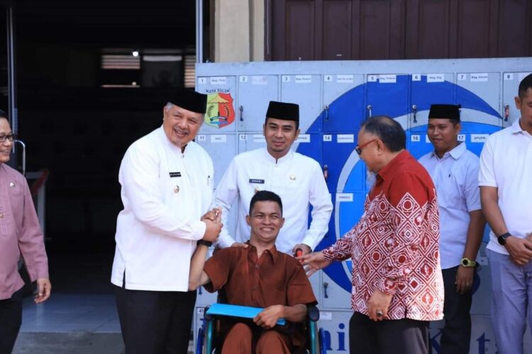 Warga Disabilitas dapat Bantuan Wali Kota Solok 1 SERAHKAN BANTUAN— Wali Kota Solok Zul Elfian serahkan bantuan kepada Firdaus penyandang disabilitas.