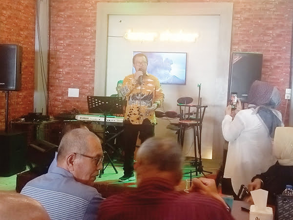 DIALOG— Ketum DPP PKPS, Zulhendri Chaniago bersilaturahmi, berdialog dan berinteraksi dengan dewan pakar, Pimpinan DPW PKPS Sumbar, utusan DPD PKPS Kabupaten dan Kota Se-Sumatera Barat, Pimpinan PWPS serta puluhan warga PKPS se-Kota Padang, Selasa (24/10).