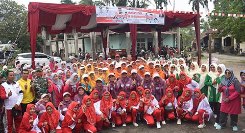 Lomba Senam Diikuti 7 Kelompok Senam se-Kecamatan Kuranji, Sukses dan Meriah dari Aspirasi Anggota DPRD Kota Padang Muzni Zen SH 1 SENAM BERSAMA— Anggota DPRD Kota Padang dari Fraksi Gerindra, Muzni Zen SH bersama peserta senam se Kecamatan Kuranji dan Dispora Kota Padang.