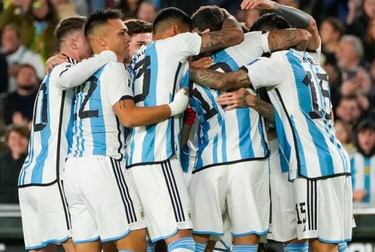 Raih Tiga Poin Saat Bersua Paraguay, Argentina Makin Nyaman di Puncak Klasemen 1 KUALIFIKASI PIALA DUNIA— Argentina menjamu Paraguay dalam lanjutan kualifikasi piala dunia 2026 zona Conmebol pada Jumat (13/10). Argentina menang 1-0 berkat gol Otamendi pada menit ke-3.
