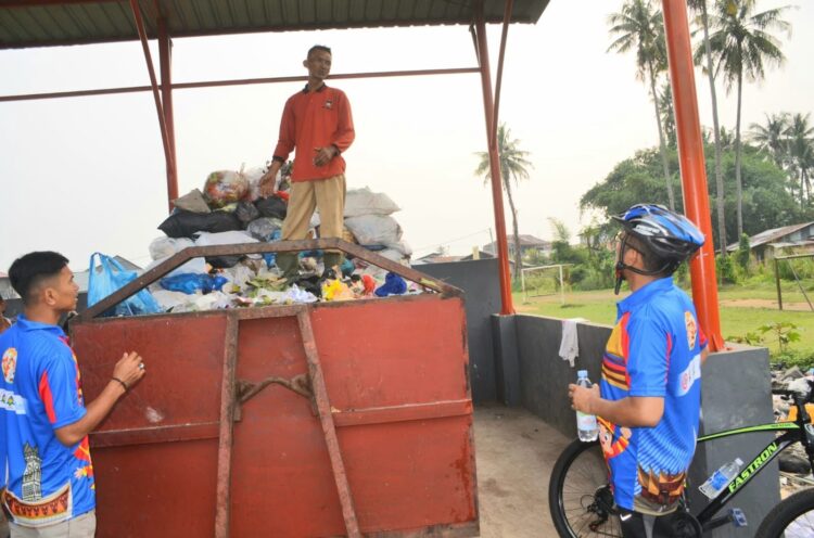 KUNJUNGI TPS— Wali Kota Padang Hendri Septa saat meninjau beberapa titik tempat penampungan sementara (TPS) di Kota Padang, Minggu (8/10).