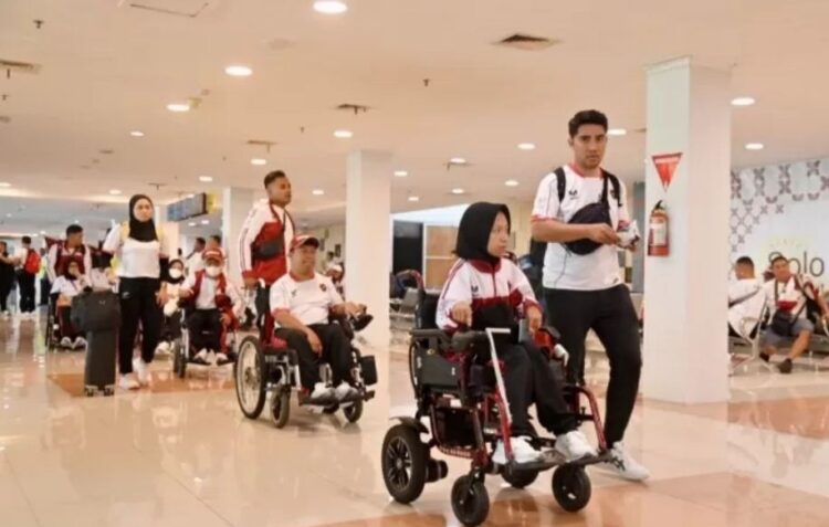 BERANGKAT— Kontingen Indonesia bertolak dari Bandara Adi Soemarmo Solo menuju gelaran olahraga disabilitas Asian Para Games 2022 di Hangzhou, Senin (16/10).
