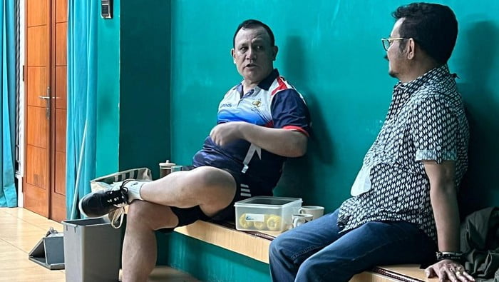 beredar foto pertemuan firli bahuri dan mentan syl di lapangan bulutangkis dokist 169