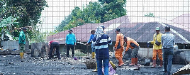 bersihkan puing-puing Kebakaran  – warga bahu - membahu membersihkan puing - puing kebakaran dua rumah di RT 9,kelurahan Padanf Panjang Timur (PPT),Sabtu (14/10).