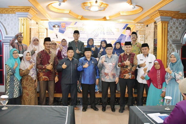 FOTO BERSAMA— Bupati Agam Andri Warman usai penutupan pelatihan guru TPA/MDA, di Hotel Sultan Ampek Angkek, Rabu (11/10) malam.