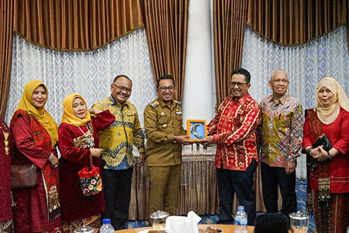 TERIMA CENDERA MATA— Bupati Tanahdatar Eka Putra saat menerima cendera mata dari jajaran pengurus PKTD Jambi