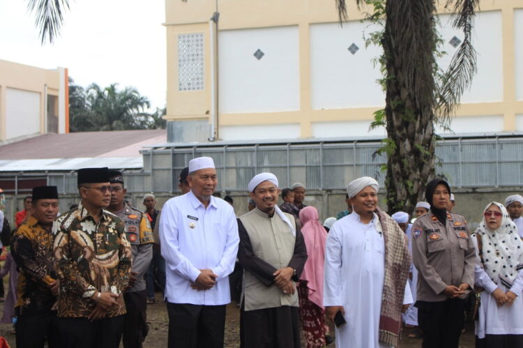 Maulid Nabi, Ponpes Safinatun Najah Gelar Tabligh Akbar 1 PERINGATAN MAULID NABI— Bupati Pasaman Barat Hamsuardi bersama rombongan disambut panitia Tablig Akbar di Ponpes Safinatun Najah Kecamatan Pasaman, Rabu (25/10).