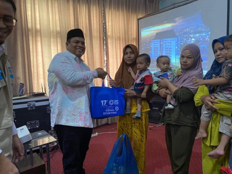 PAKET GIZI ANAK— Bupati Padangpariaman Suhatri Bur serahkan bantuan paket gizi dari PT PLN kepada anak anak kurang gizi.