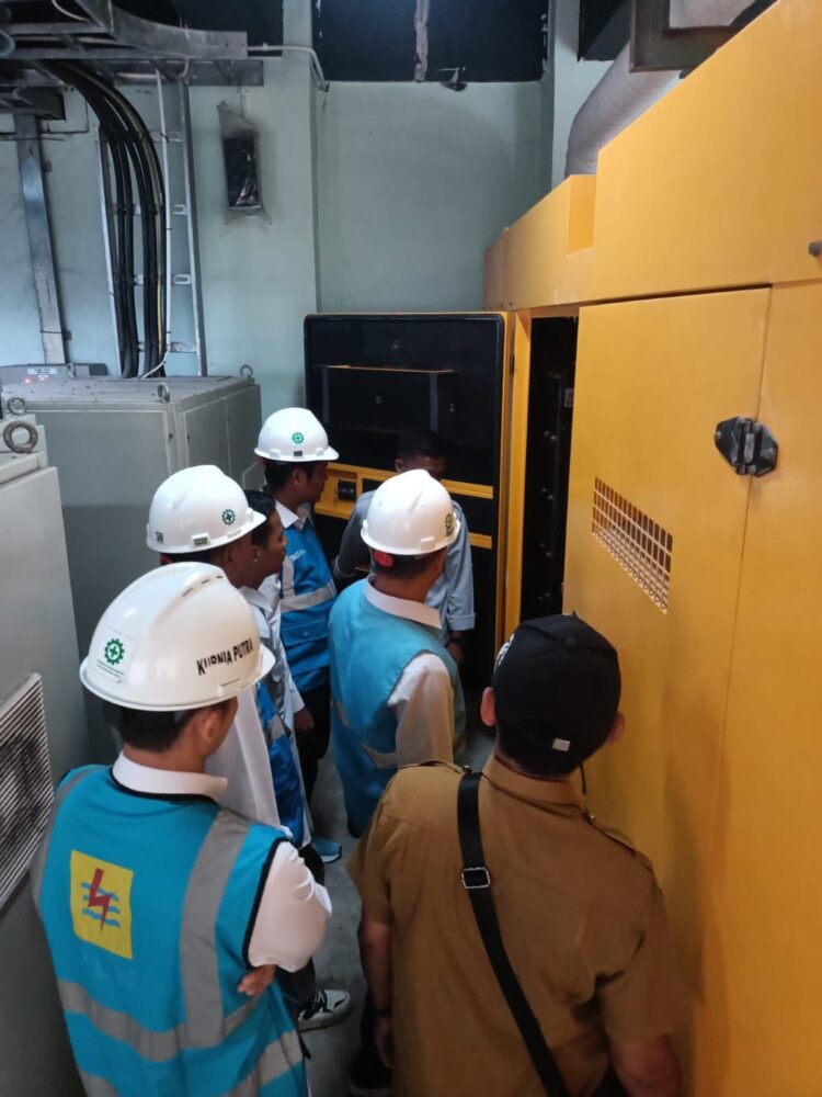 SIAPKAN— PT PLN (Persero) Unit Induk Distribusi (UID) Sumatera Barat siapkan infra struktur dan suplai listrik berkualitas tanpa kedip saat kunjungan kerja Presiden RI Joko Widodo ke Provinsi Sumatera Barat yang akan berlangsung pada Rabu-Kamis (25-26/10).