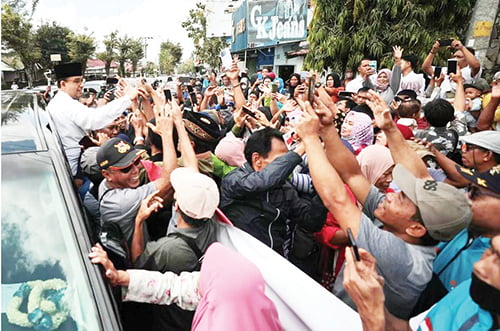 Koalisi Perubahan Kirim Surat Pemberitahuan ke KPU, Daftarkan Pasangan AMIN pada 19 Oktober 1 BACAPRES— Ratusan massa yang terdiri dari warga dan juga relawan mencegat bacapres Koalisi Perubahan untuk Persatuan Anies Baswedan saat di Monumen Tentara Pelajar, Kebumen.