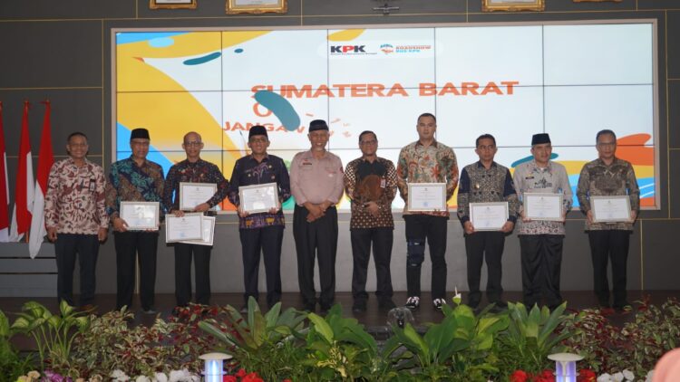 Berhasil Cegah Korupsi Tahun 2022, Sijunjung Terima Penghargaan MCP Tertinggi 1 PENGHARGAAN— Kabupaten Sijunjung mendapat penghargaan sebagai pemerintah daerah dengan peningkatan skor indeks pencegahan korupsi atau Monitoring Center for Prevention (MCP) tertinggi tahun 2022 se Sumatera Barat.