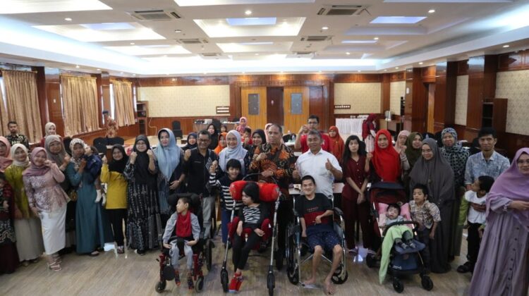 BIMBINGAN TEKNIS— Ratusan orang tua yang memiliki anak penyandang Cerebral Palsy (CP), mengikuti Bimtek Terapis Bagi Pendamping Anak Berkebutuhan Khusus (ABK), Sabtu hingga Minggu (7-8/10) di salah satu hotel di Lubuk Basung, Kabupaten Agam. Bimtek ini digelar P3AP2KB Provinsi Sumbar melalui Pokir Sekretaris Komisi I DPRD Sumbar Rafdinal.