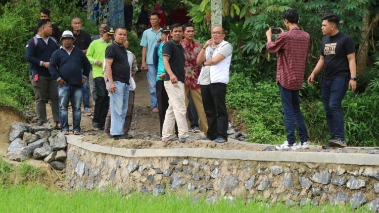 Jalan Usaha Tani Dibangun, Warga Lebih Mudah Distribusikan Hasil Pertanian 1 RESMIKAN— Ketua DPRD Sumbar resmikan Jalan Usaha Tani Luak Borang Kelompok Tani Palo Lubuak Sipingai, Limapuluh Kota.