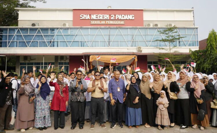 Meningkatkan Kesadaran Anti Korupsi, Bus KPK Datangi SMAN 2 Padang 1 FOTO BERSAMA— Rombongan Roadshow Bus KPK berfoto bersama dengan majelis guru serta siswa dan siswi SMAN 2 Padang saat kunjungan mereka, Sabtu (7/10).