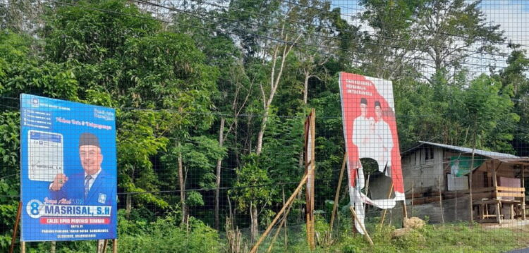 Baliho Ganjar Dirusak, Relawan Gerah 1 DIRUSAK OTK— Baliho Capres Presiden Ganjar Pranowo di beberapa ruas jalan Kota Sawahlunto dirusak OTK dan membuat gerah Relawan Ganjar Sawahlunto Berganjar.