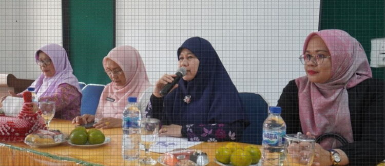 Harneli Mahyeldi: Agama Fondasi Dasar dalam Ketahanan Keluarga 1 SOSIALISASI— Ketua Pusat Pelayanan Terpadu Pemberdayaan Perempuan dan Anak (P2TP2A) Provinsi Sumatera Barat, Harneli Bahar, membuka Sosialisasi Pencegahan Kekerasan terhadap Perempuan dan Anak di Tengah Keluarga dan Masyarakat, Rabu (11/10) di Aula Dinas Sosial PPKBPPPA Kota Padang Panjang.