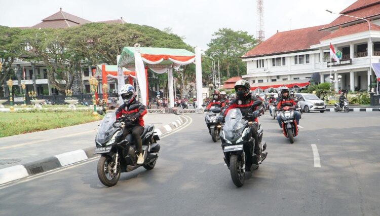 Honda Hayati Bagikan Tips Berkendara Aman dan Nyaman Menggunakan Sepeda Motor Matic 1 TIPS— Honda Hayati memberikan tips berkendara aman dan nyaman saat berkendara menggunakan sepeda motor matic.