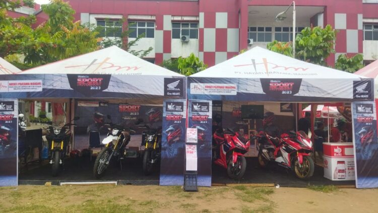 Honda Hayati Kembali Gelar Honda Sport Motoshow 1 STAND MOTOR— Stand Honda Sport Motoshow yang digelar oleh PT. HPM berkolaborasi dengan GESIKA 12 UNP, di lapangan Pembangunan UNP Padang selama 4 hari, (27-30/9).