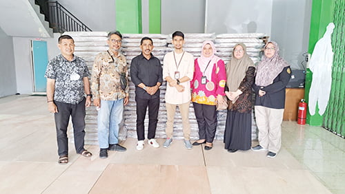 Sumbar Butuh 88.203 Kotak Suara dan 70.276 Bilik Suara 1 MONITORING LOGISTIK PEMILU— Ketua KPU Sumbar Surya Efitrimen saat monitoring logistik Pemilu di KPU Kota Bukitinggi dan Solok Selatan beberapa hari lalu.