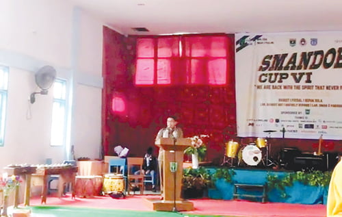 Smandoe Cup VI Dimulai, Pertandingkan 3 Cabor, Perebutkan Hadiah Puluhan Juta 1 SAMBUTAN— Kepala SMAN 2 Padang, Nur Agusman Eka Putra memberikan sambutan dalam pembukaan Smandoe Cup VI, di Aula SMAN2 Padang, Senin (30/10).