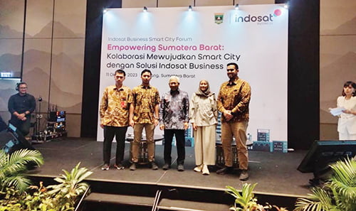 Indosat Business Smart City Forum, Wujudkan Smart City dengan Solusi Indosat Business di Sumbar 1 FOTO BERSAMA— Director dan Chief Business Officer IOH, Muhammad Buldansyah (tengah) foto bersama pemateri Indosat Business Smart City Forum, Rabu (11/10) di Hotel Santika, Kota Padang.