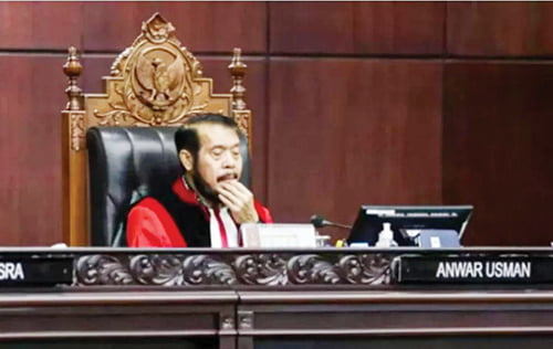 MK Tolak Gugatan Batas Maksimal Usia Capres-Cawapres 70 Tahun 1 AMAR PUTUSAN— Ketua MK Anwar Usman saat membacakan amar putusan di Gedung MK, Jakarta, Senin (23/10).