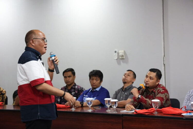 PENUTUPAN BIMTEK— Ketua DPRD Sumba Supardi menutup kegiatan Bimtek Digitalisasi Guru SMK se-Payakumbuh.