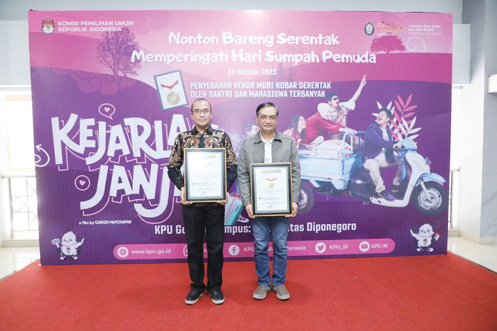 Gelar Nobar Serentak Film ‘Kejarlah Janji’, KPU Raih 2 Rekor MURI 1 TERIMA PENGHARGAAN— Ketua KPU RI Hasyim Asyari terima dua Piagam penghargaan MURI, Sabtu (28/10).