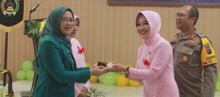 Bhayangkari Padang Panjang Gelar Syukuran HUT ke-71 1 SERAHKAN KUE— Ketua TP-PKK Kota Padang Panjang, Sri Hidayani Sonny Budaya Putra, S.E, Ak serahkan kue kepada Ketua Bhayangkari, Amalia Donny Bramanto.