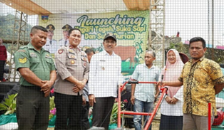 SERAHKAN—Bupati Solok Seletan Khairunas saat penyerahan bantuan traktor tangan untuk petani.