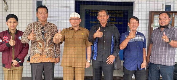 FOTO BERSAMA— Kepala Dinas Kominfo, Drs. Ampera Salim, SH, M.Si dan Sekretaris, Ario Dian Pratama, S T foto bersama dengan rombongan Komisi III DPRD Kabupaten Bangka.