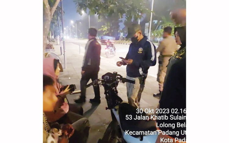 Cegah Tawuran dan Balapan Liar, Nongkrong hingga Tengah Malam, Muda-Mudi di Khatib Dibubarkan 1 DIBUBARKAN— Petugas Satpol PP membubarkan sejumlah muda mudi yang masih duduk dan nongkrong di kawasan pedestrian Khatib Sulaiman, Senin (30/10) dinihari WIB.
